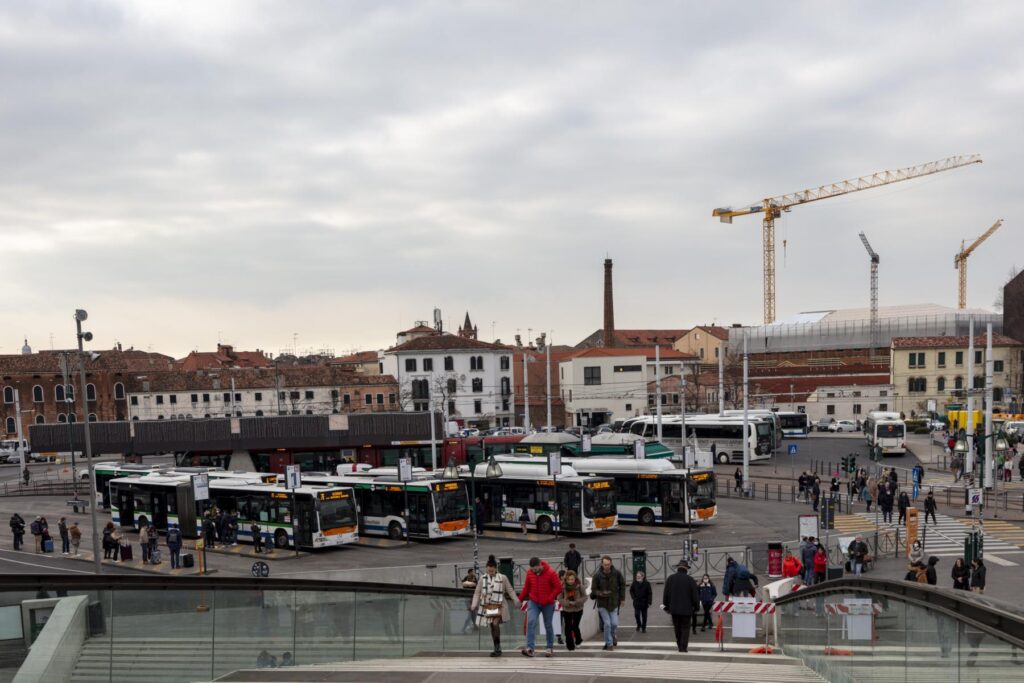 Die öffentlichen Verkehrsmitteln in Venedig: Busse am Piazzale Roma, beim Bahnhof Venezia Santa Lucia.