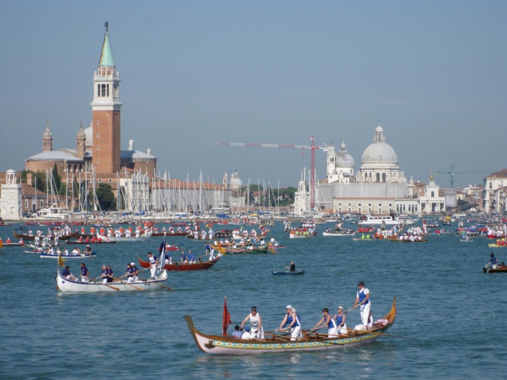 Die Vogalonga führt auch an Sant'Erasmo bei Venedig vorbei.