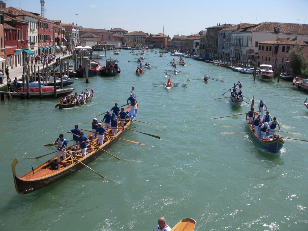 Die Vogalonga in Venedig quert Burano Murano und Burano, sowie weitere Inseln der Lagune.