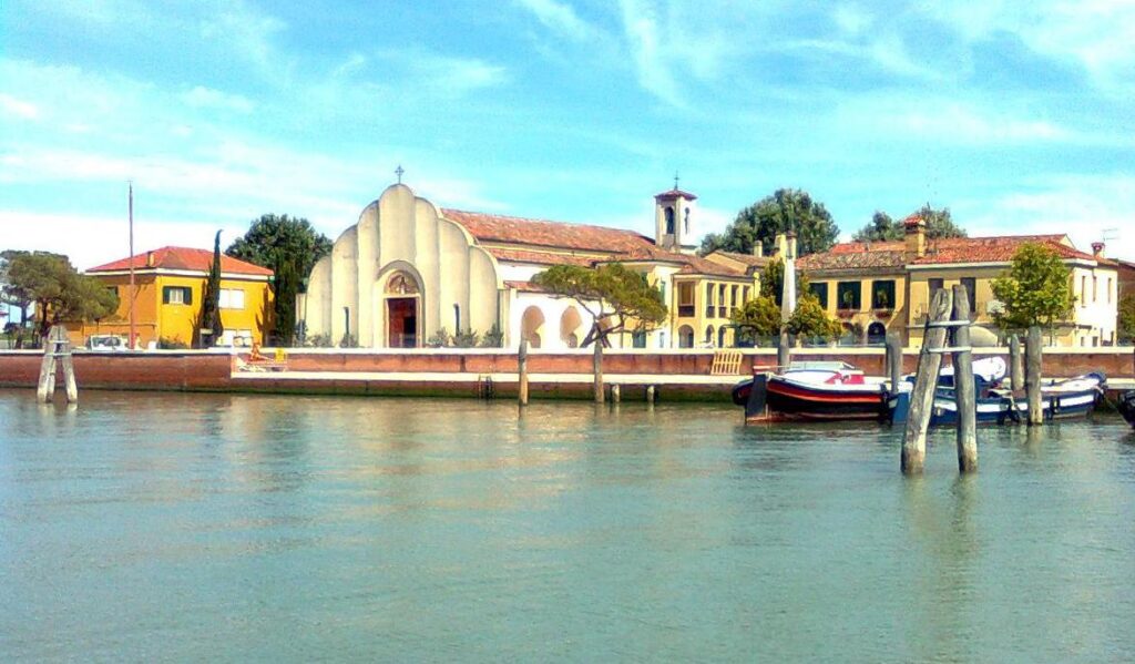 Die Christkönigskirche ("Chiesa di Cristo Re") auf der Insel Sant'Erasmo.