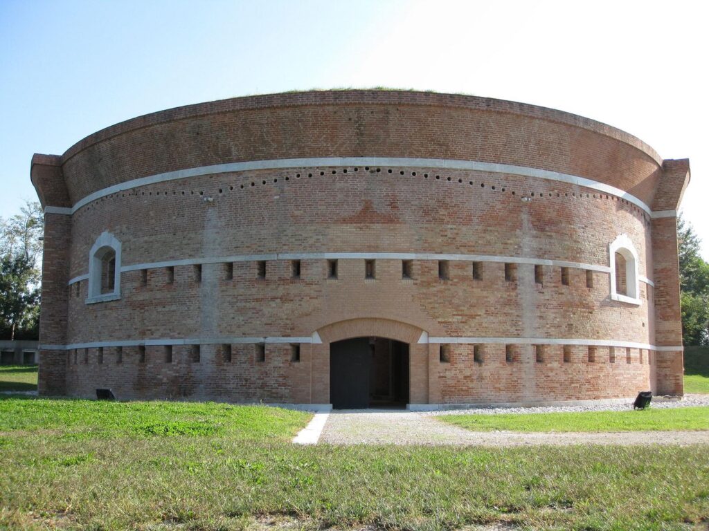 Die Torre Massimigliana auf der Insel Sant'Erasmo bei Venedig