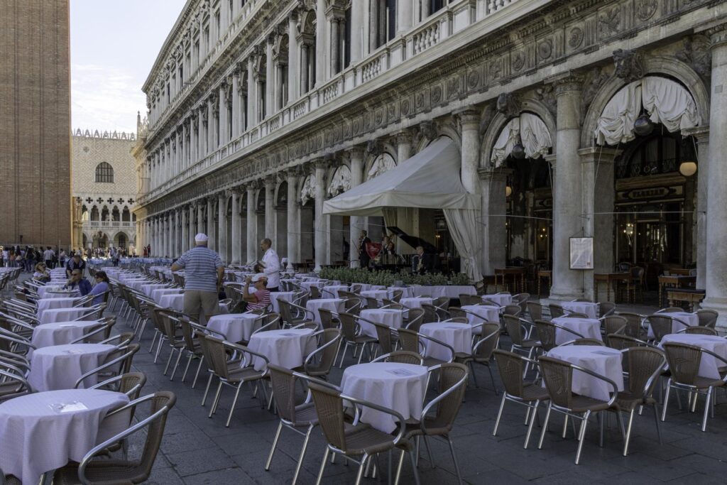 Das Caffé Florian auf dem Markusplatz in Venedig. Das älteste Cafè auf der Piazza San Marco.