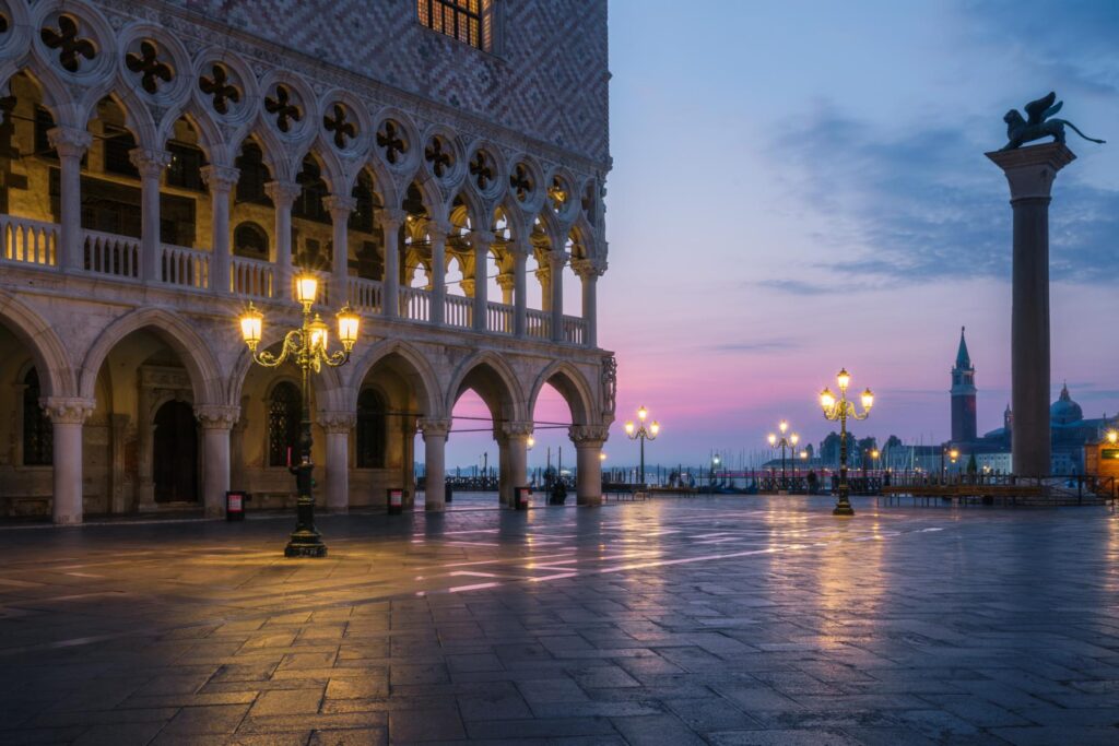 Der Palazzo ducale und die Markussäule auf der Piazzetta San Marco.