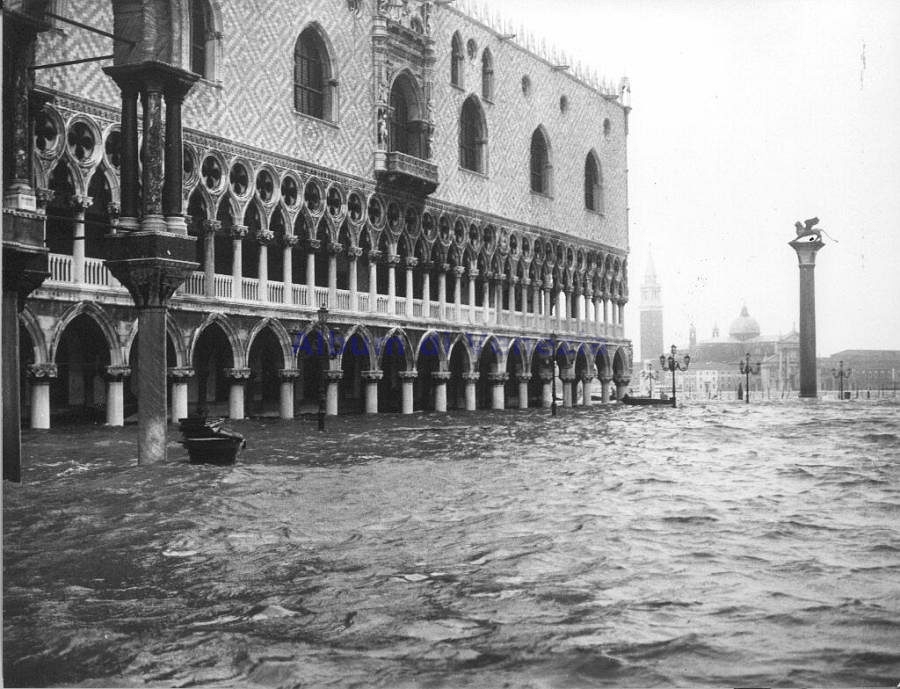Acqua Alta a Venezia. Das Rekord-Hochwasser in Venedig auf dem Markusplatz in 1966