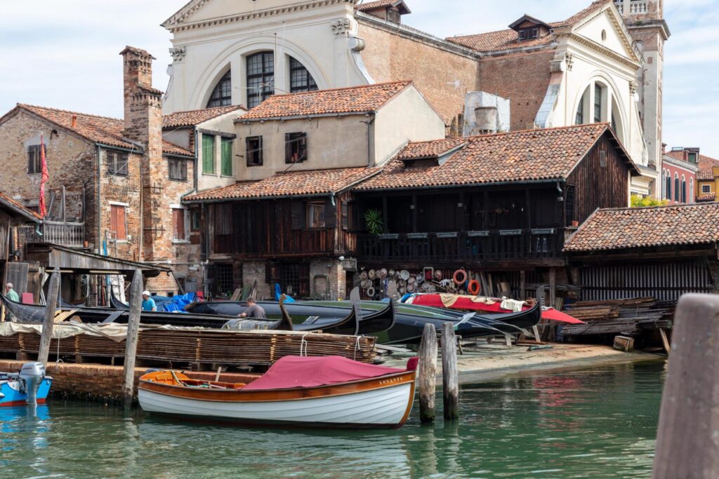 Squero San Trovaso mit der typischen Südtirol-Architektur