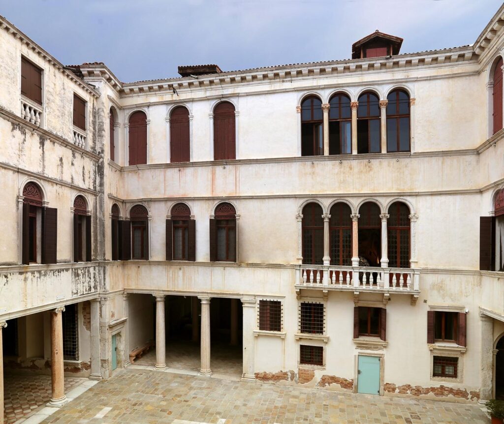 Im Palazzo Grimani ein Blick auf die Steine und Skulpturen von Venedig in der “Ugo Carmeni . Venice Mapping Time”-Ausstellung