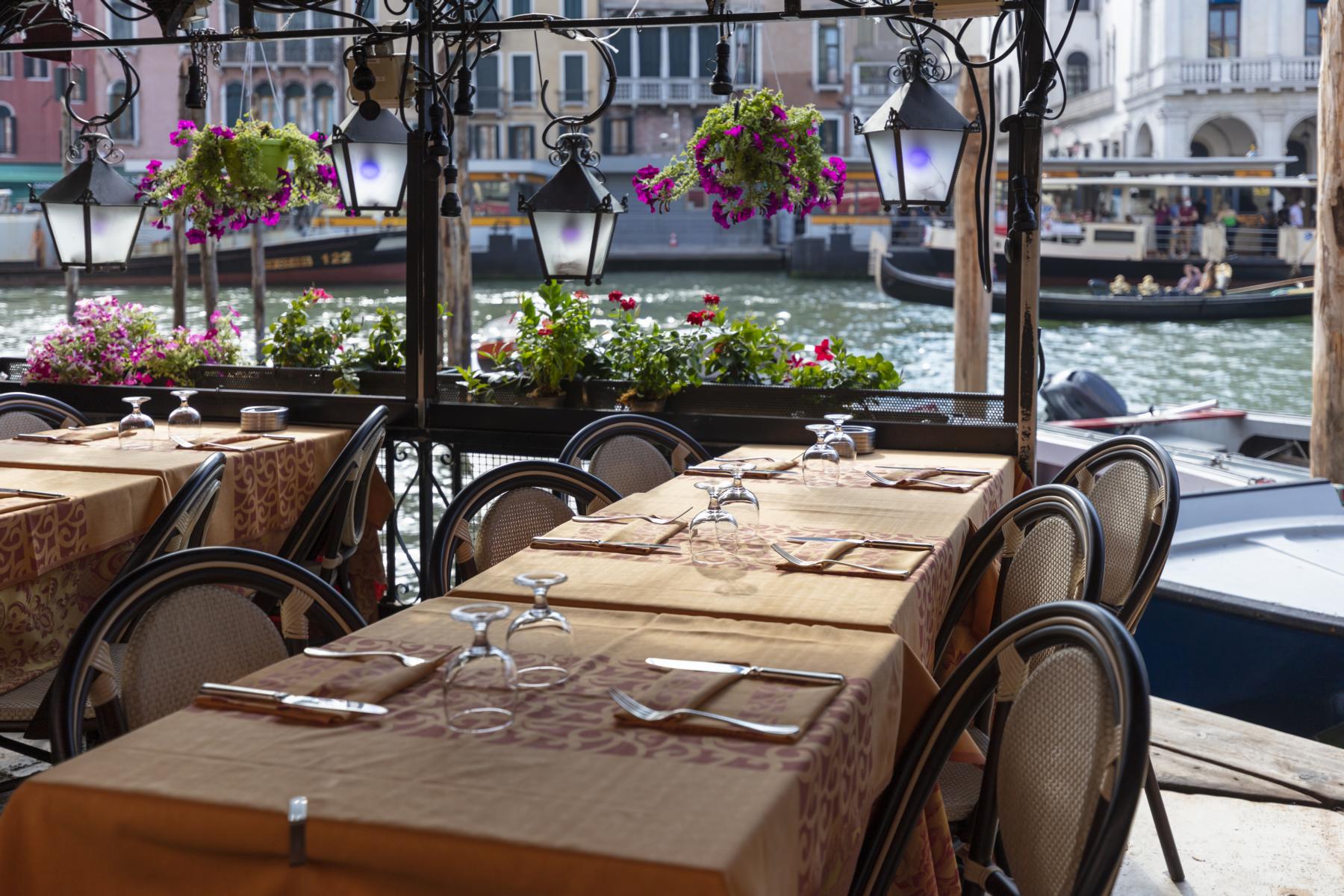 In Venedig gibt es zahlreiche Restaurants und Cafés entlang der belebten Touristenpfade, die als Touristenfallen in Venedig bekannt sind. Oft verlangen sie überhöhte Preise für ihre Speisen und bieten den Besuchern kein authentisch venezianisches Essen.