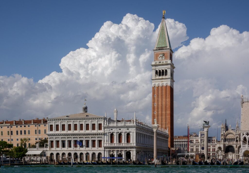Die Piazzetta San Marco mit den zwei Säulen des Heiligen Markus und Theodore, sowie Markusturm im Hintergrund.
