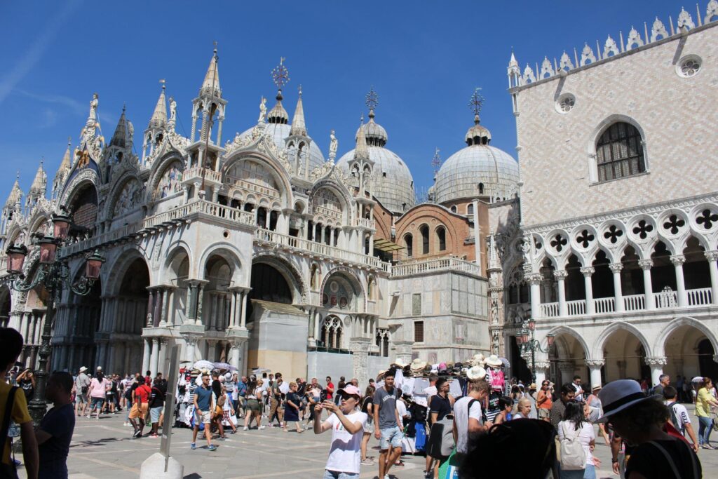 Touristen beim Markusdom in Venedig im August