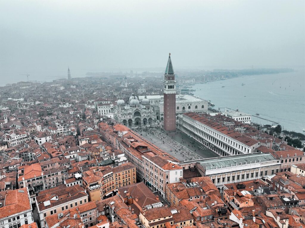 Der Markusplatz in Venedig von oben