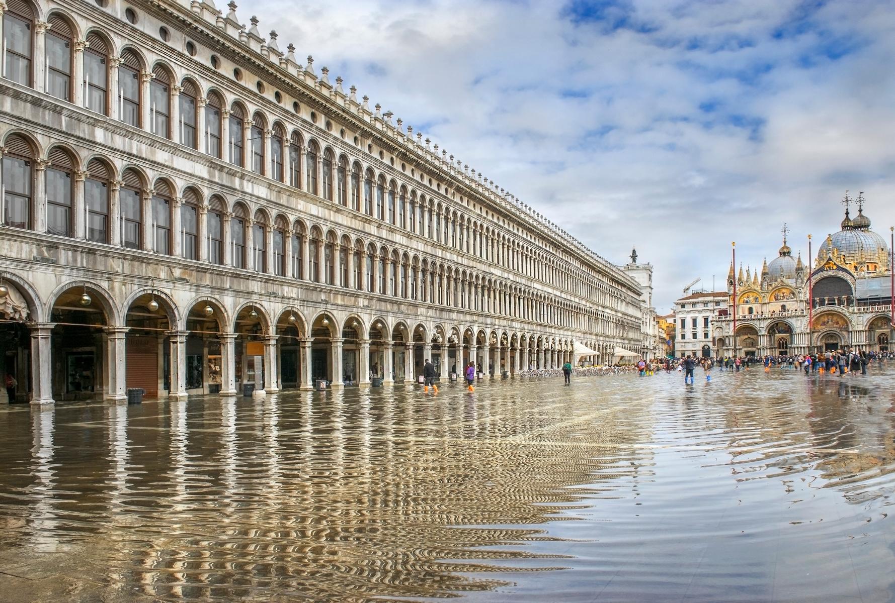Markusdom und Markusplatz unter Wasser bei Acqua Alta in Venedig