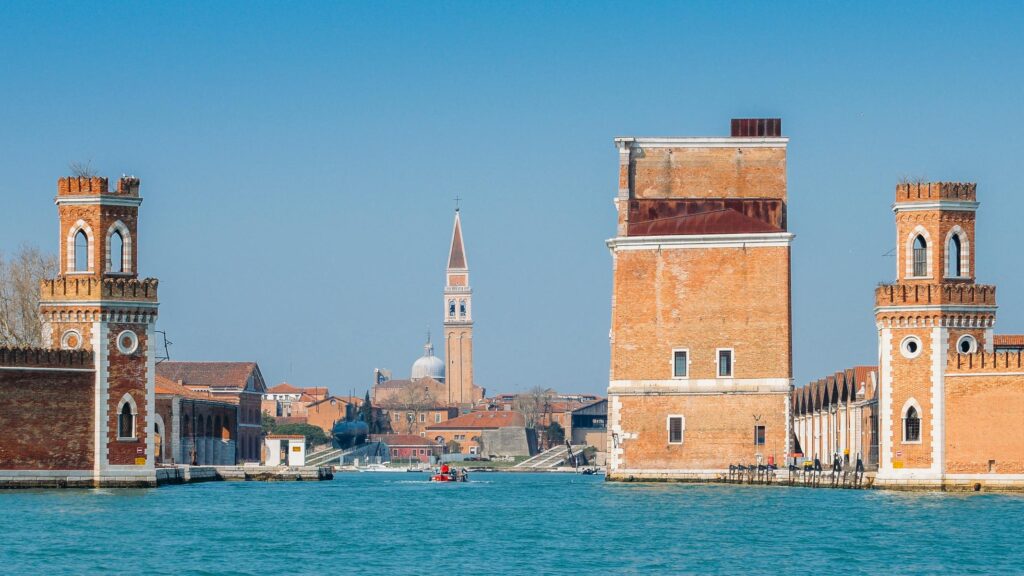 Eingang vom Arsenale in Venedig
