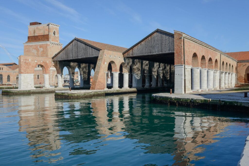 Kunstwerke, die du bei der 60. Kunstbiennale in Venedig 2024 mit dem Titel "Stranieri ovunque - Foreigners Everywhere" sehen kannst.