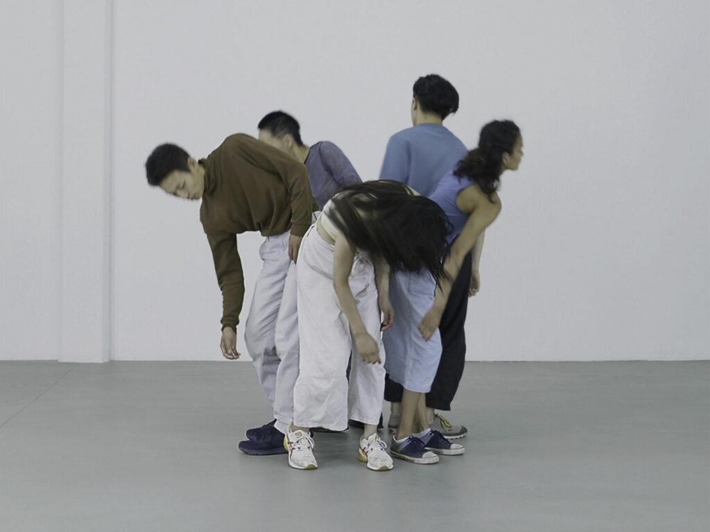 Performance, die du bei der 60. Kunstbiennale in Venedig 2024 mit dem Titel "Stranieri ovunque - Foreigners Everywhere" sehen kannst.