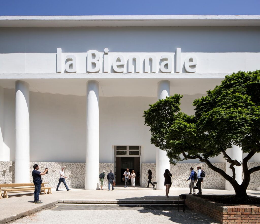 Der Eingang der Internationale Kunstausstellung in Venedig 2024
