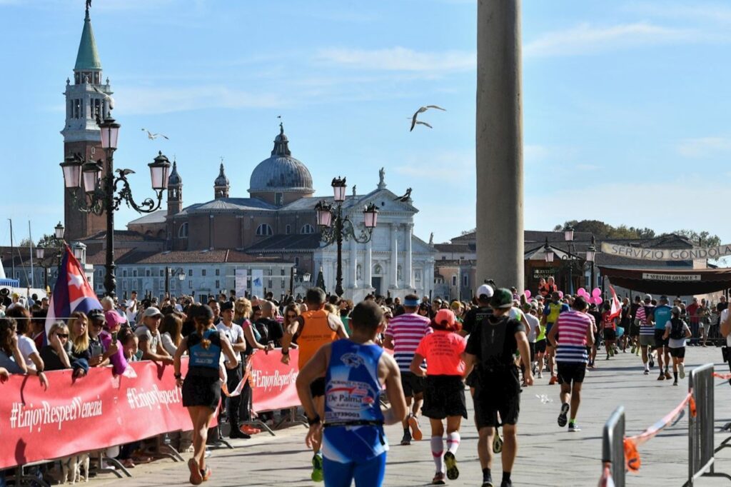 Die Ankunft des Marathon in Venedig am Markusbecken. Teilnehmer vom Venedig-Marathon vor San Giorgio Maggiore.